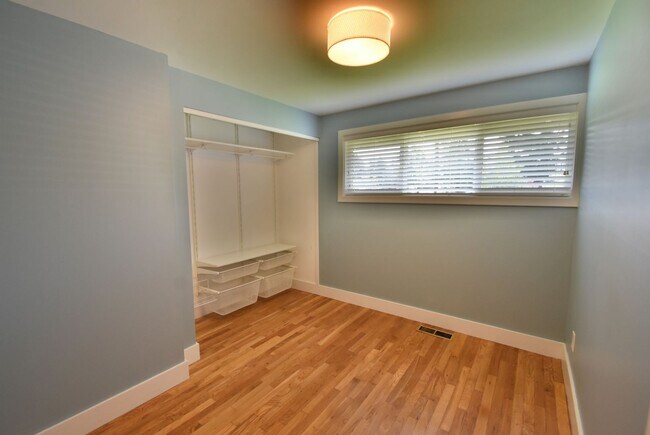 Building Photo - 3Bd/1.75Ba Bellevue House