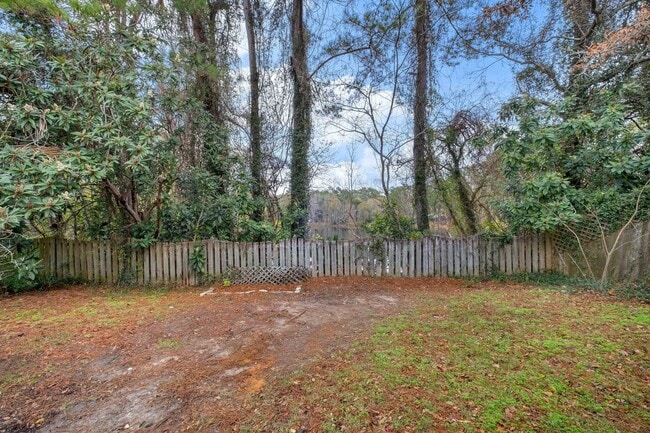 Building Photo - 2424 Ian Dr