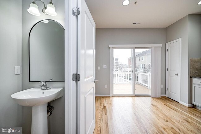 Building Photo - 252 Hemingway Dr