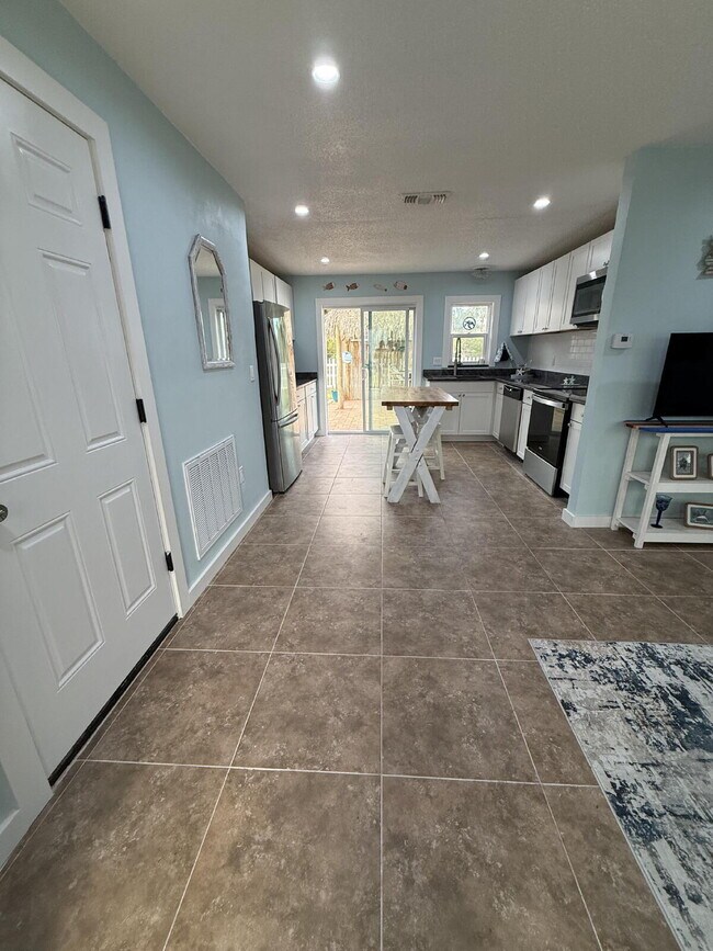 Building Photo - 6814 Driftwood Dr