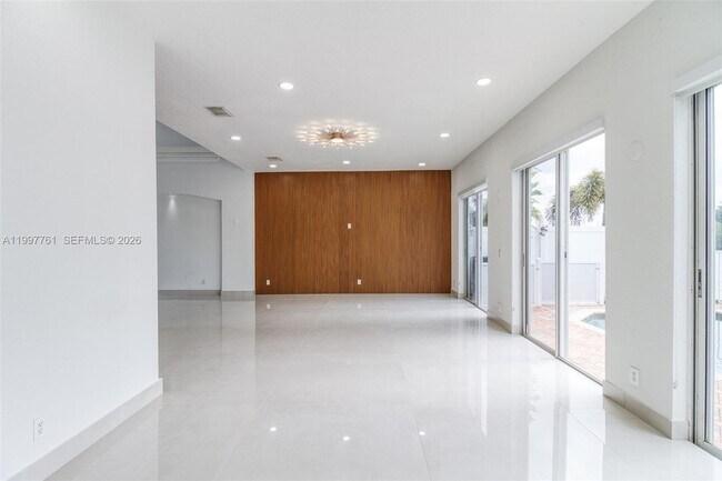 Building Photo - 5363 SW 38th Ave