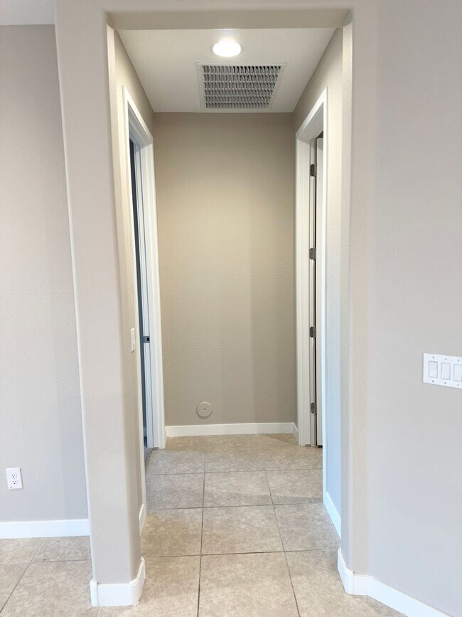 Building Photo - Beautiful Single Level Home Near Verrado!