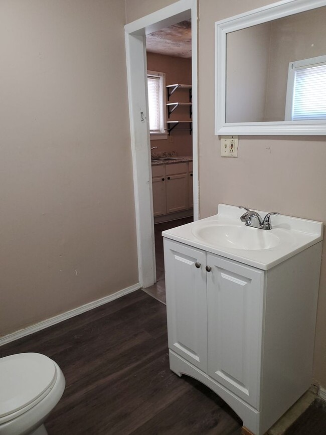 Building Photo - Charming 1-Bedroom Apartment in the Heart ...