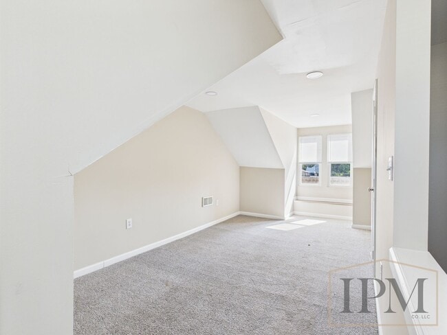 Building Photo - Available Now - Charming 3 Bedroom, 2 Bath...