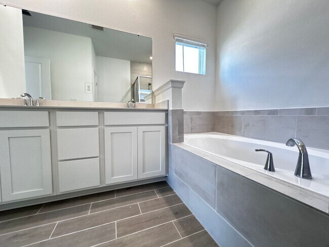 Building Photo - Brand New Pristine 4/3 minutes from River ...