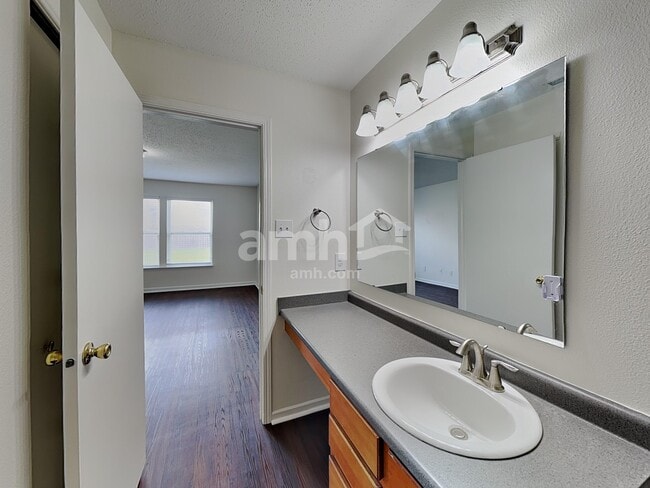 Building Photo - 5624 Grassy Bank Dr