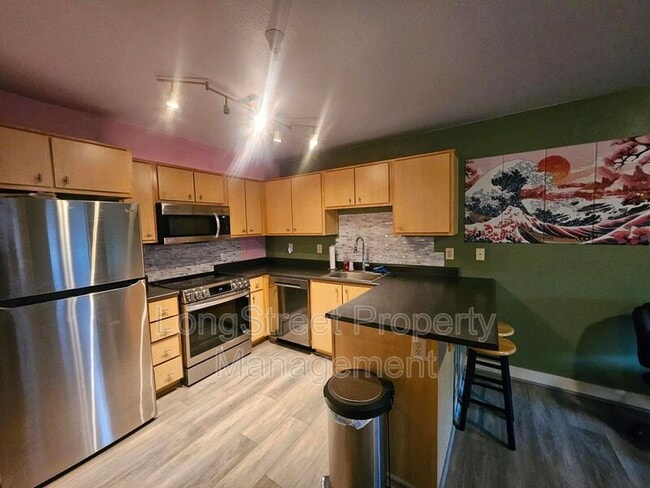 Building Photo - 9837 NE Irving St