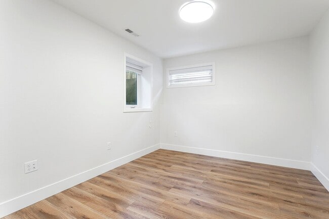 Building Photo - 4 bed/3.5 Bath Townhouse in Richmond Neighborhood, SE Portland