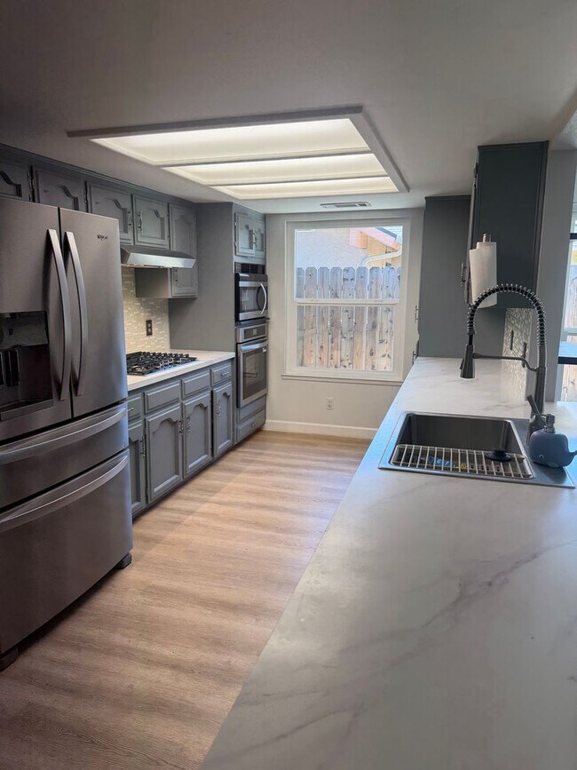 Building Photo - Stunning 4 bedroom, 2 bathroom with a Pool and Solar