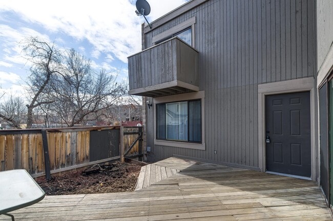 Building Photo - 1152 S Yosemite Way