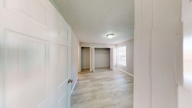 Building Photo - Spacious 1Bed/ 1Bath in Riverside   ** Upstairs Unit & Water Included **