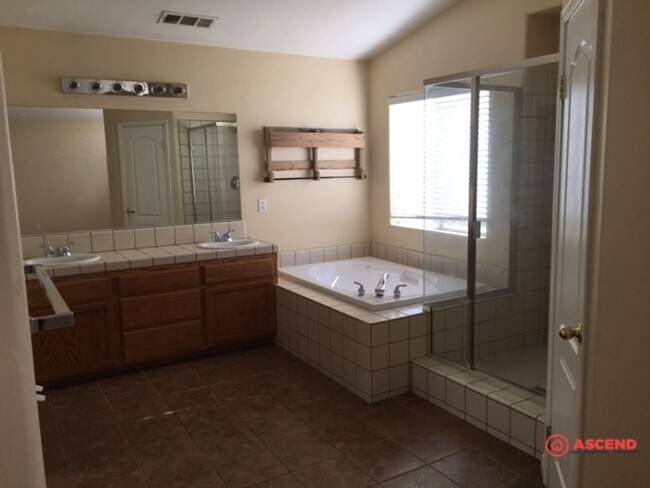 Building Photo - Amazing 5 Bedroom Home In Southwest!