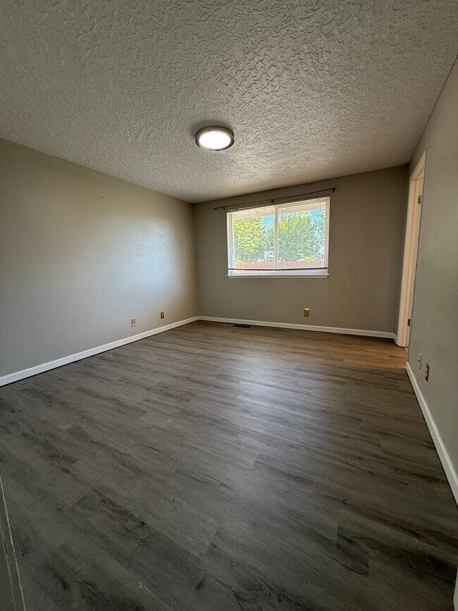 Building Photo - 1210 SE Colonial Dr