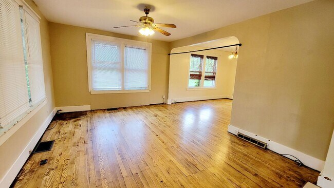 Building Photo - 305 Lyndhurst St