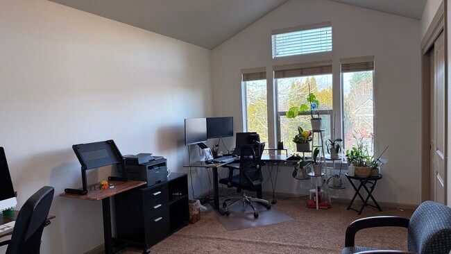 Building Photo - Spacious Single Family Home