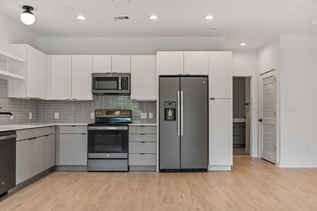 Building Photo - 100 Mockingbird Ln W