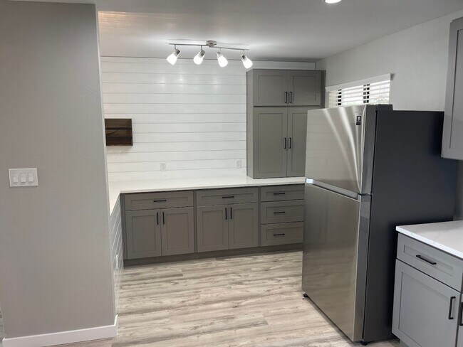 Building Photo - NEW ON MARKET