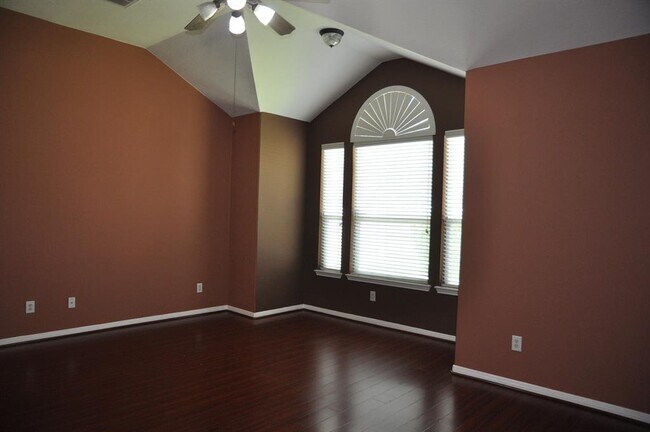 Building Photo - 2222 Drake Falls Dr