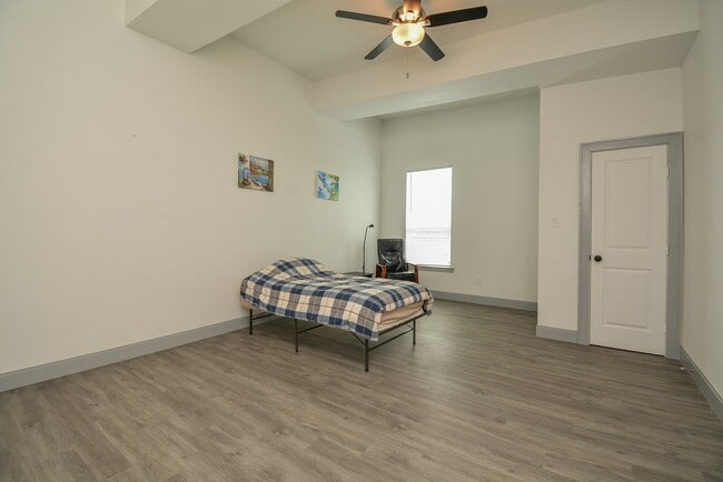 Building Photo - 5018 Avenue M 1/2