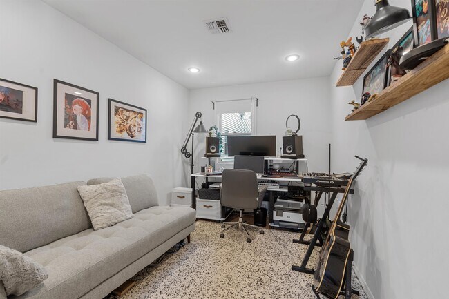 Building Photo - 515 44th St