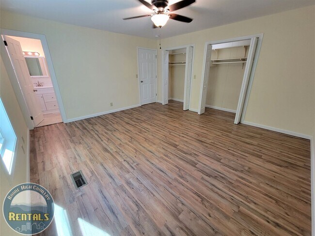 Building Photo - 733 Forest Hills Dr