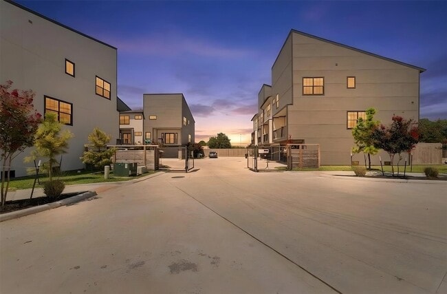 Building Photo - 11925 N Hoa Sen Cir
