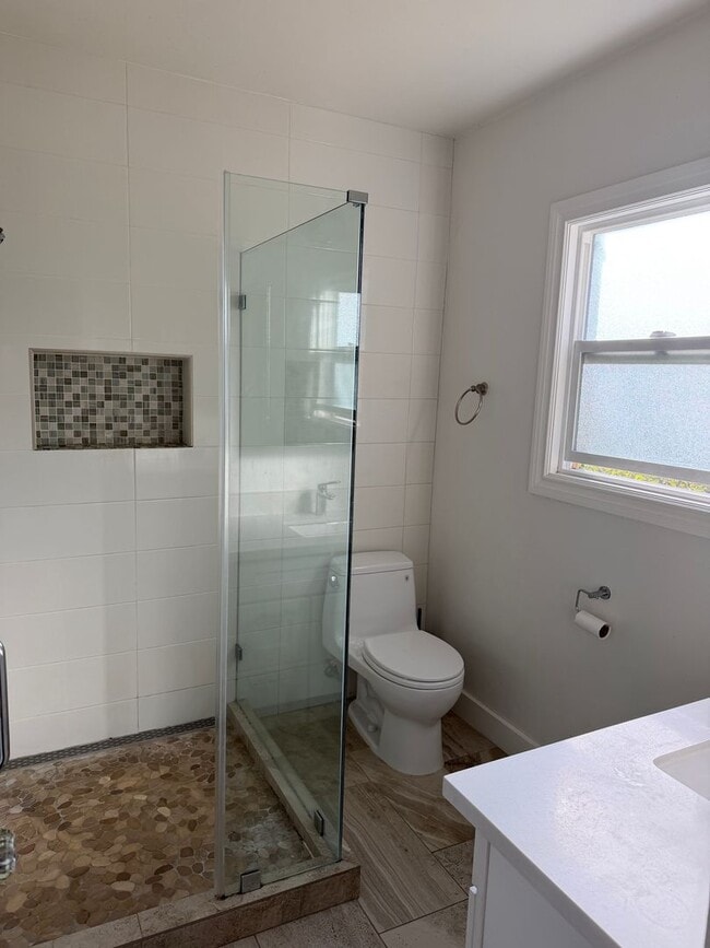 Building Photo - Beautiful Spanish townhouse with parking and in unit laundry!