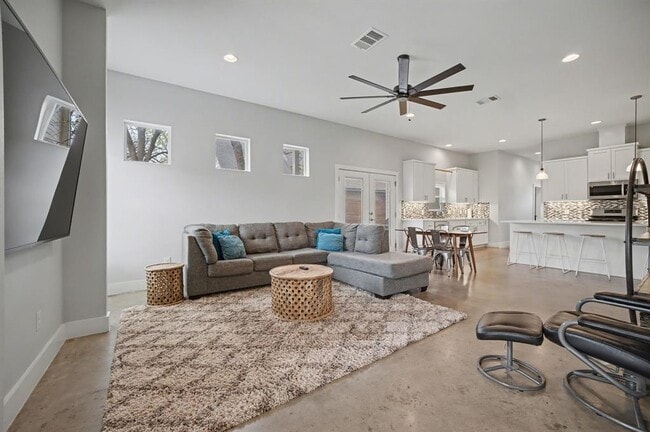 Building Photo - 6700 Canal St