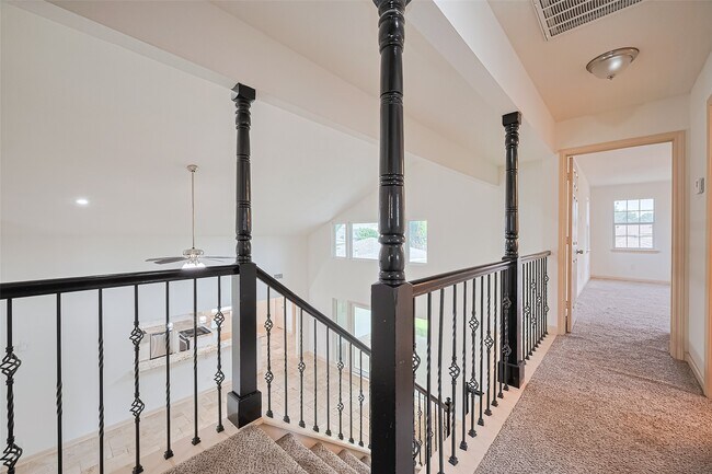 Building Photo - 982 W Donovan St