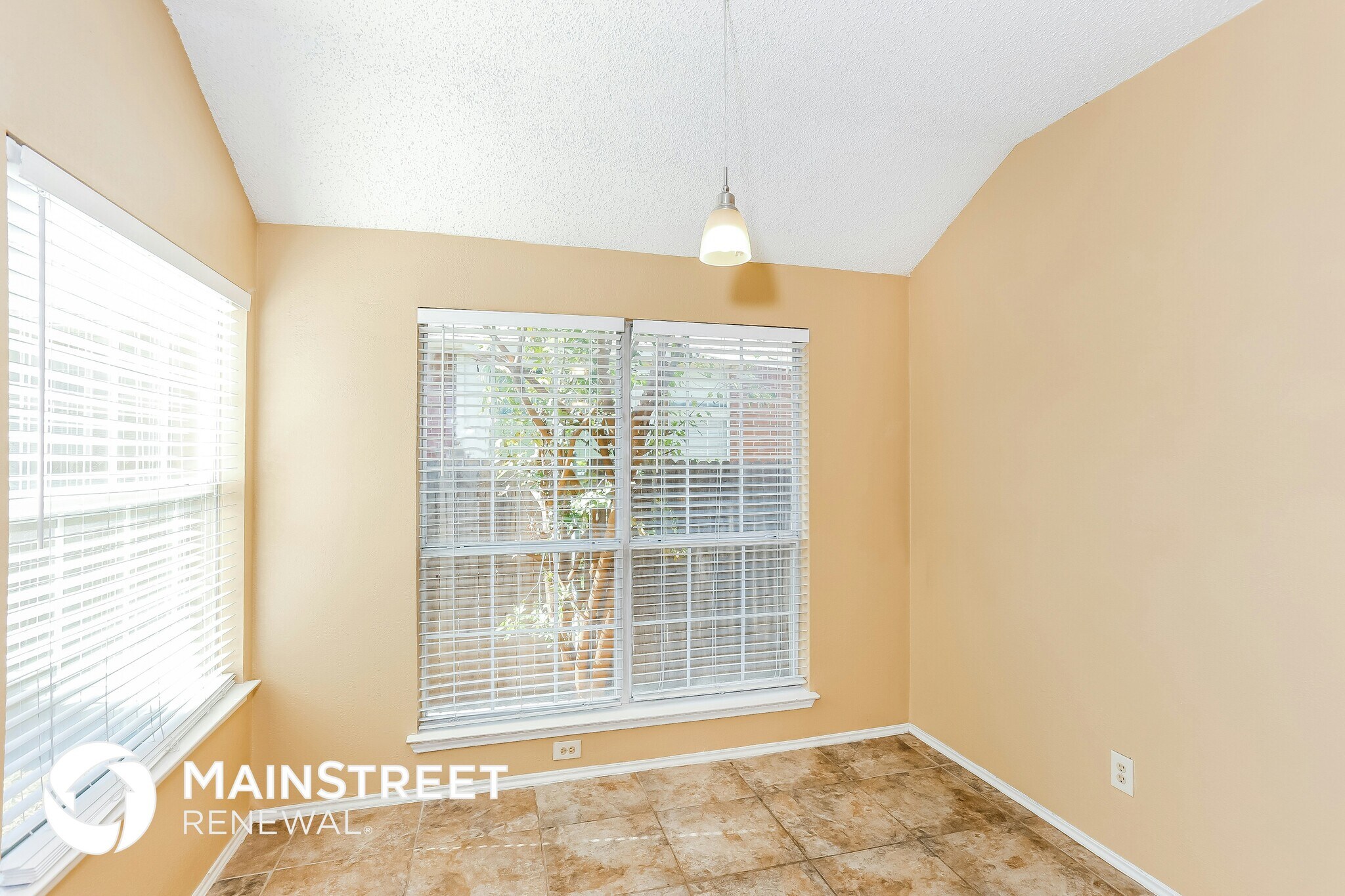 Building Photo - 2720 Clovermeadow Dr