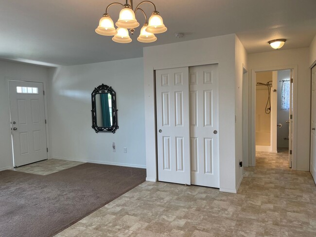Building Photo - Beautiful 2 Bedroom 1.5 Bath 2 Story Home-...