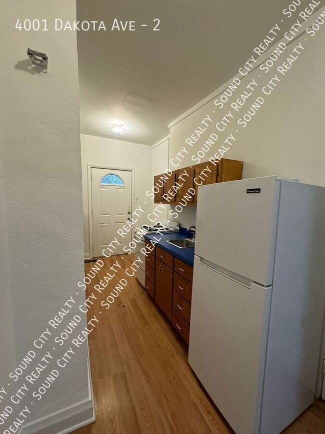 Building Photo - 1 bed/1 bath unit in triplex located in th...