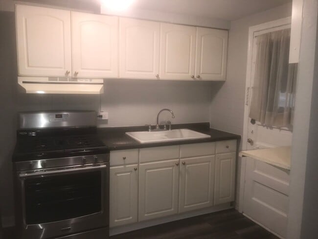 Building Photo - 2 Bedroom / 1 Bath Townhome + Garage -- Be...