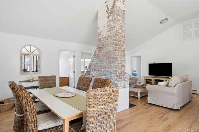 Building Photo - 898 Dune Rd