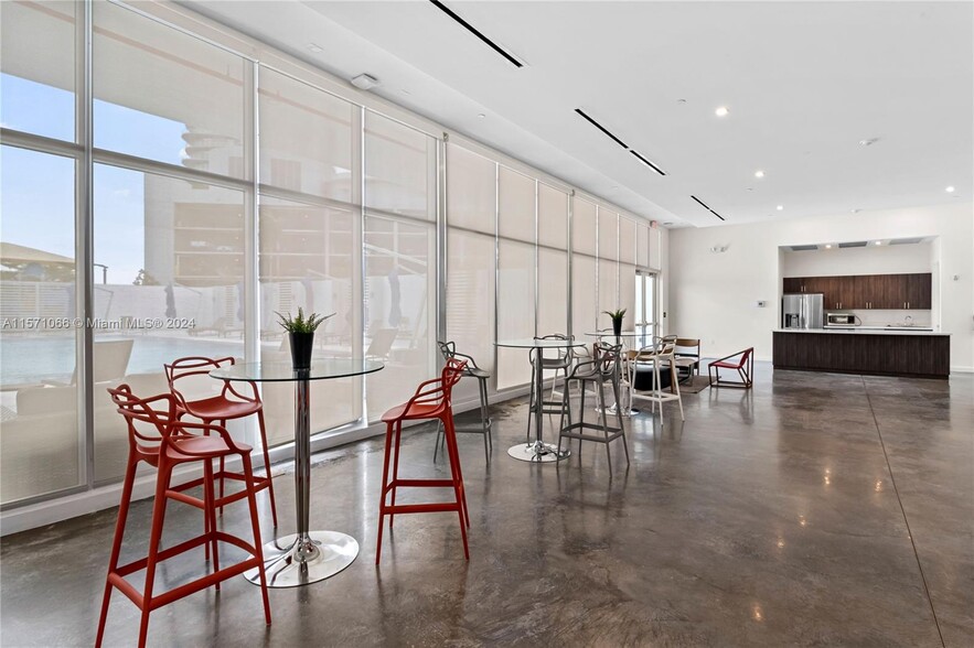 Building Photo - 14951 Royal Oaks Ln