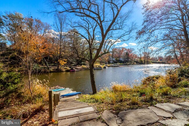 Building Photo - 6120 Beachway Dr