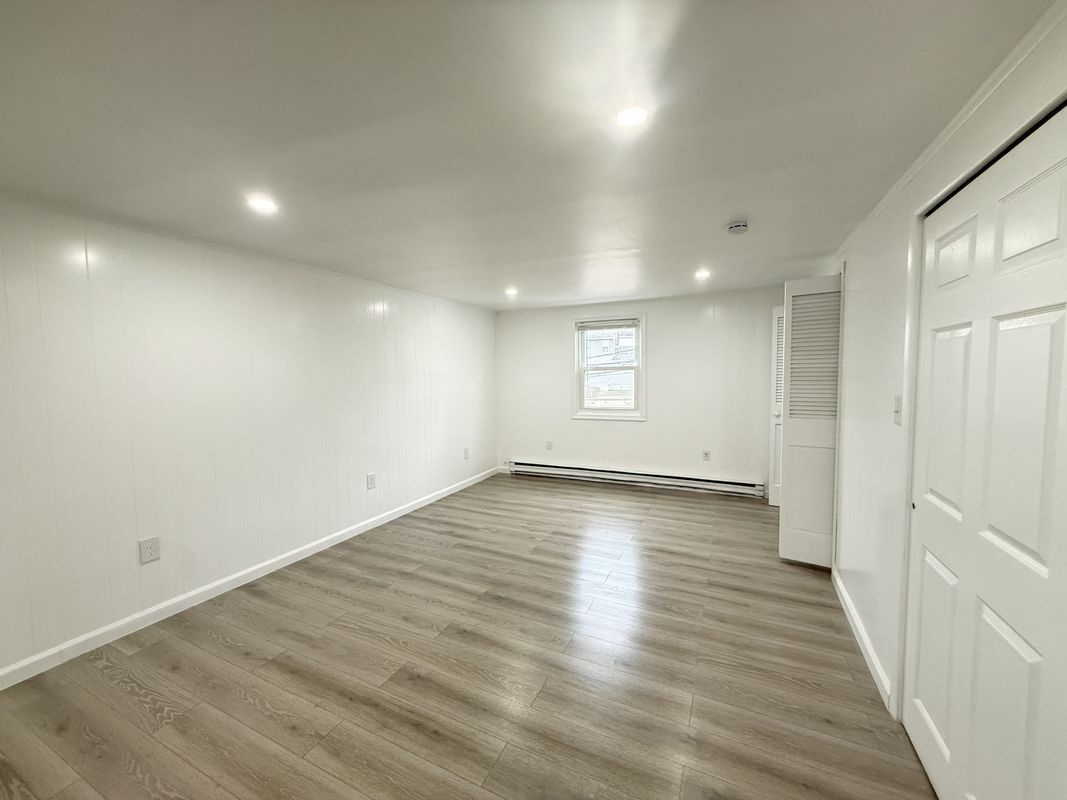 Building Photo - 735 Main St