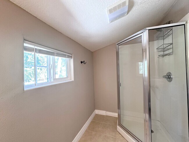 Building Photo - Gorgeous 3 Bed 2 Bath w/ Brand New Deck Patio Home in Cedar Hills! MOVE IN SPECIAL!