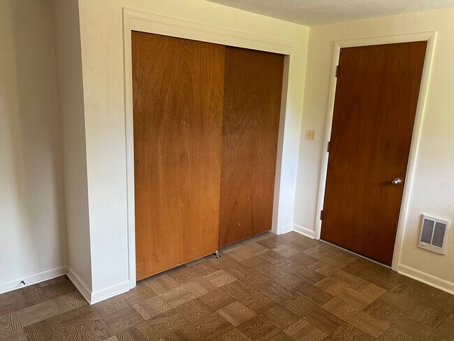 Building Photo - 3 bedroom 1 bathroom single level home!