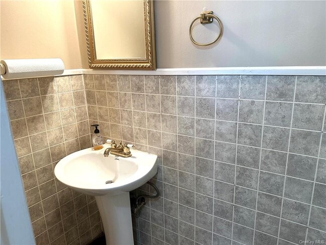 Building Photo - 210 Country Club Dr