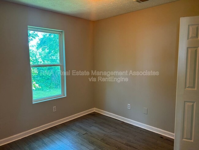 Building Photo - 305 E Quilly St