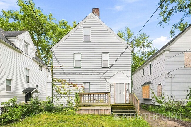 Building Photo - 10911 Hathaway Ave