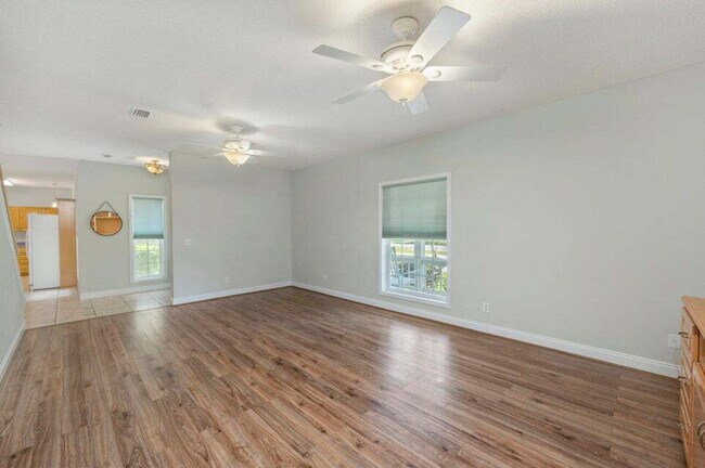 Building Photo - A spacious four bedroom, two and a half bathroom home located in the heart of the DeFuniak Spring...