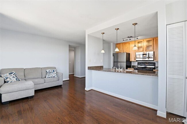 Building Photo - 1/2 OFF DEPOSIT SPECIAL! Partially Furnished West End Condo for Rent!