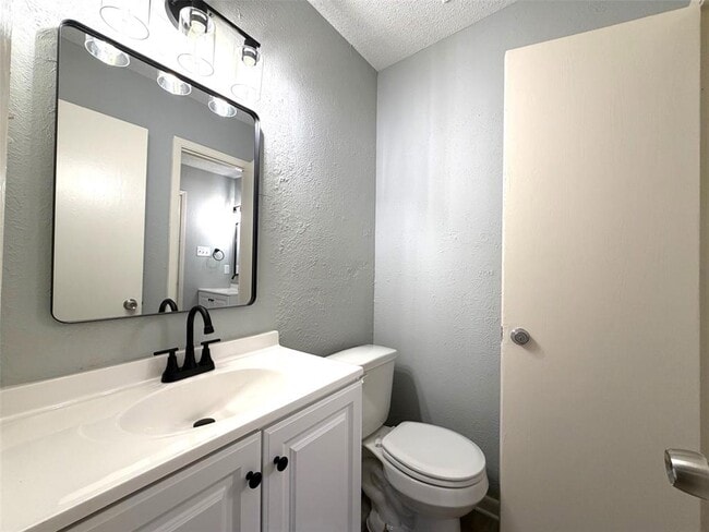 Building Photo - 317 W William Cannon Dr