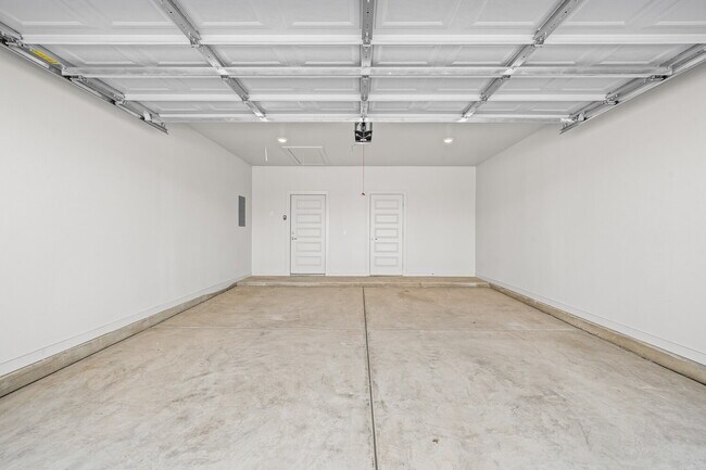 Building Photo - **MOVE IN SPECIAL** Stunning Townhomes in Frenship ISD!