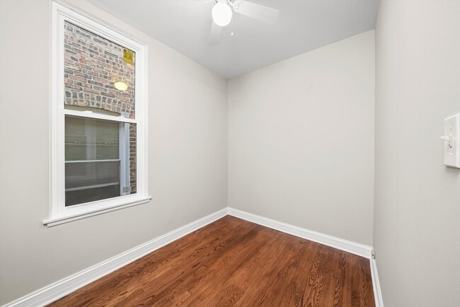 Building Photo - 2420 S Oakley Ave