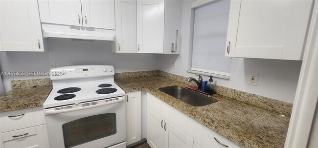 Building Photo - 1555 N 12th Ct