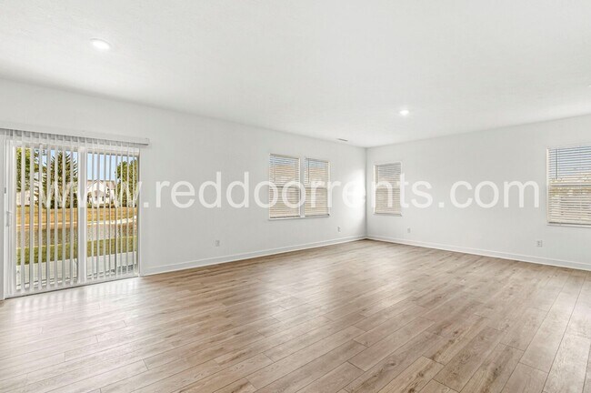 Building Photo - 2224 Boxwood Dr