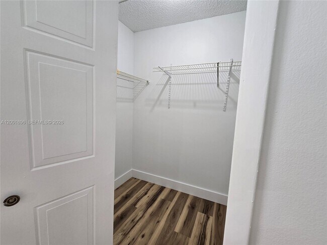 Building Photo - 310 Racquet Club Rd